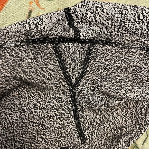 Lululemon Speed Tight V - Size 10 - Picture 7 of 16
